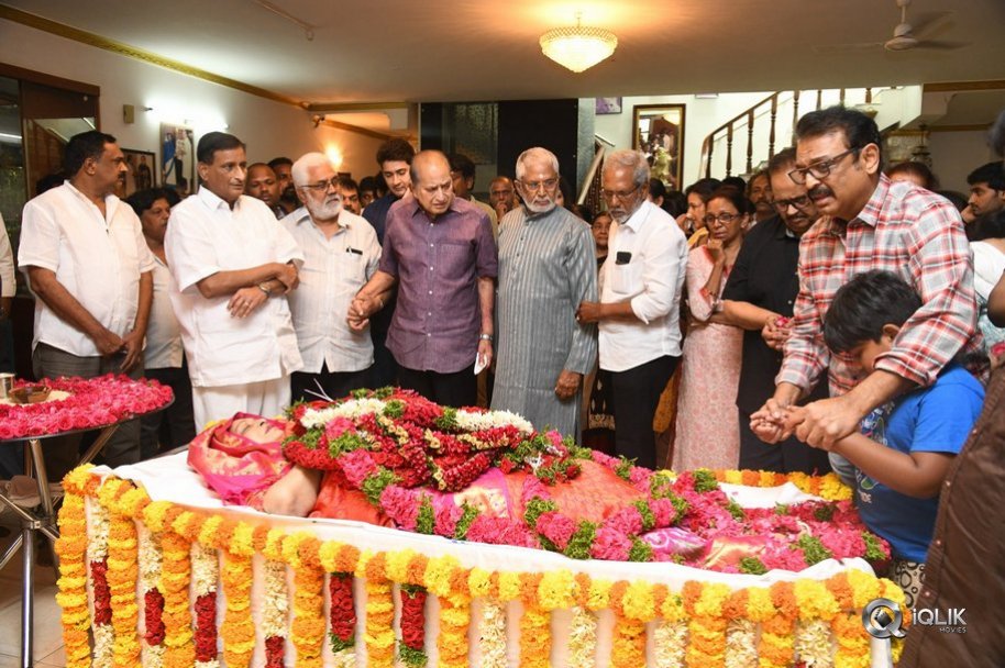 Celebrities-Pay-Homage-to-Vijaya-Nirmala-Garu